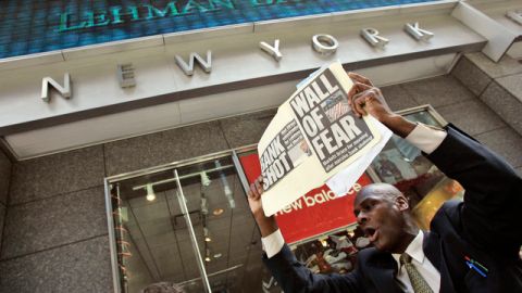 Foto de archivo del 15 de septiembre de 2008, de una demostración afuera de los cuarteles generales de Lehman Brother en Nueva York.