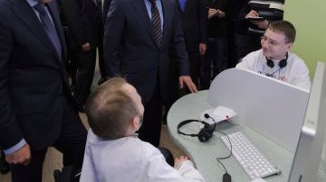 Vladimir Putin (c), visita el centro de observación "Elecciones 2012", donde comprobó cómo fueron monitorizados los colegios electorales.