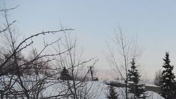 Un anuncio para votar pintado sobre la nieve en Alaska.