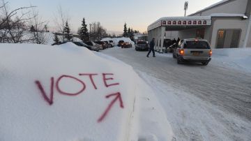Un anuncio para votar pintado sobre la nieve en Alaska.
