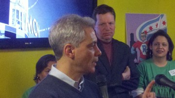 El alcalde de Chicago Rahm Emanuel durante una reunión conmemorativa por el cierre de las plantas de electricidad a base de carbón.