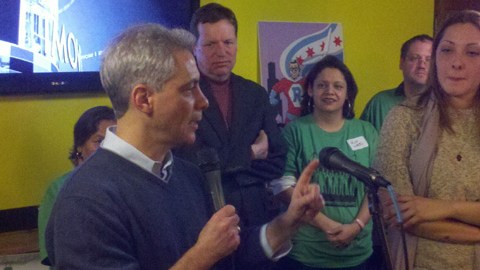 El alcalde de Chicago Rahm Emanuel durante una reunión conmemorativa por el cierre de las plantas de electricidad a base de carbón.