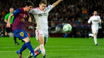 Lionel Messi (izq.), del FC Barcelona, marca el tercer gol de su cosecha de ayer ante el Bayer Leverkussen, en partido que tuvo un marcador final de 7-1.