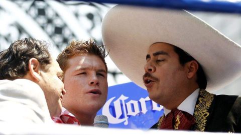 Saúl "Canelo" Álvarez cantó con mariachi durante el anuncio de su enfrentamiento con el estadounidense Shane Mosley.