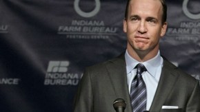 Peyton Manning (izq.), junto a Jim Irsay, dueño del equipo de Indianápolis, habla durante la conferencia donde se hizo oficial que deja a los Potros.