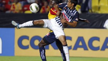 Edinson Toloza (izq.) de Monarcas disputa el balón ante Severo Meza  de Monterrey, durante el choque de vuelta por los cuartos de final de la Concachampions.