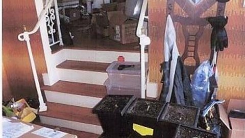 Esta imagen provista por el Departamento de la Policía del Condado de Nassau muestra parte de los materiales peligrosos hallados en la residencia que habitaba Marc Ringel el martes, cuando fue arrestado.