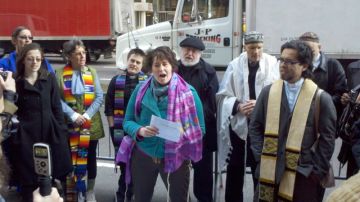 Representantes de varias congregaciones religiosas durante la manifestación de ayer frente a las oficinas del goberndor Andrew Cuomo en Manhattan.