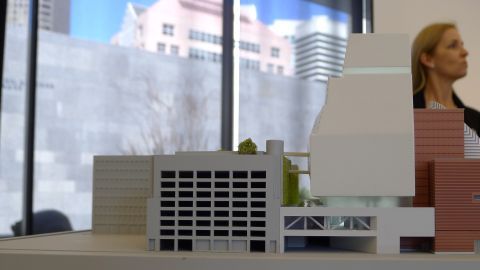 Sandra Farish Sloan, de SFMOMA, durante la presentación de la maqueta con cambios arquitectónicos del museo.