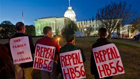 La polémica legislación HB56 ha despertado las protestas de organizaciones pro derechos humanos.