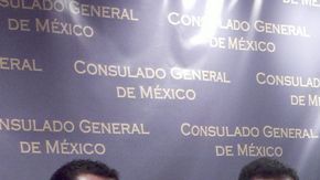 El Cónsul de México en Chicago Eduardo Arnal Palomera; Yolanda Ruiz; Eridani Navarro; y María López.