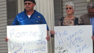 Con pancartas que leían: "Romney discrimina en contra de los hispanos" la reunión se llevó a cabo en el centro de Orlando.
