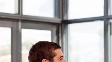 Un médico examina radiografías realizadas a un paciente con cáncer de próstata.