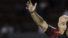 Edgar Castillo (frente) de Xolos de Tijuana durante la jornada 9 del Torneo Clausura 2012.