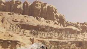 John Carter (Taylor Kitsch) huye de monstruos peligrosos en Marte en el filme 'John Carter', que se estrena hoy.