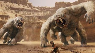 John Carter (Taylor Kitsch) huye de monstruos peligrosos en Marte en el filme 'John Carter', que se estrena hoy.