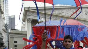 Un hombre participa en la marcha de ayer en Buenos Aires.