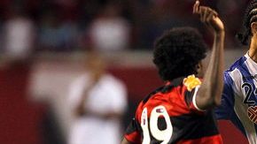 Negueba, jugador del Flamengo  (izq.),  marca a Fernando Giménez, del Emelec de Ecuador, en un pasaje del partido de  ayer jugado en Brasil.