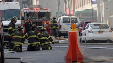 Bomberos en plena tarea tras la explosión ocurrida en la Calle 33, entre la Octava y Novena avenidas.