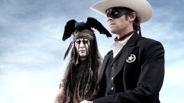 Johnny Depp (izq.) como Tonto y Armie Hammer como  El Llanero Solitario, en una escena del filme.
