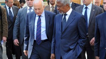 El enviado de la ONU y la Liga Árabe para Siria, Kofi Annan (d), y el secretario general de la Liga Árabe, Nabil al Arabi, conversan tras su reunión en El Cairo.