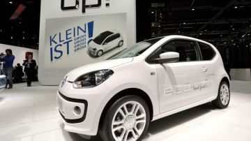 Uno de los vehículos ultracompactos exhibidos durante la feria del automóvil que se inaugura en Ginebra, el Volkswagen Eco Up!.