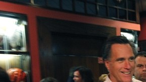 El exgobernador de Massachusetts junto a su esposa Ann en un acto de campaña.Romney ha tratado de convencer a sus contrincantes de que retiren de la contienda.