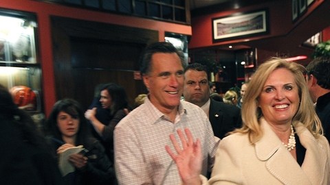 El exgobernador de Massachusetts junto a su esposa Ann en un acto de campaña.Romney ha tratado de convencer a sus contrincantes de que retiren de la contienda.