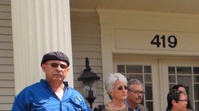 La directora del Partido Demócrata en el centro de la Florida Betsy Franceschini (izq.), José A. Fernández, director estatal de LULAC (League of United Latin American Citizens), y un grupo de hispanos protestaron ayer en Orlando por unas expresiones que realizó el precandidato republicano a la presidencia, Mitt Romney.