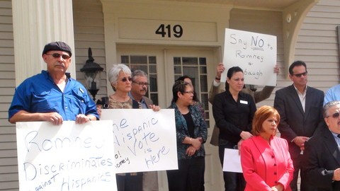 La directora del Partido Demócrata en el centro de la Florida Betsy Franceschini (izq.), José A. Fernández, director estatal de LULAC (League of United Latin American Citizens), y un grupo de hispanos protestaron ayer en Orlando por unas expresiones que realizó el precandidato republicano a la presidencia, Mitt Romney.