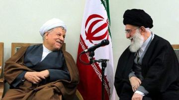 El expresidente iraní Alí Akbar Rafsanjani (i) y al ayatolá Jamenei durante una reunión ayer con  la Asamblea de Expertos.