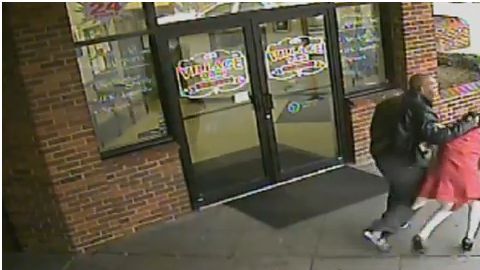 En un video, se observa a un hombre  golpear a una mujer que acababa de salir del tren de LIRR.