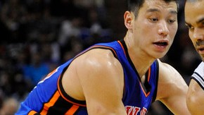 Jeremy Lin (izq.) de los Knicks defiende a Tony Parker (der.), de los Spurs, en el partido de anteanoche en  San Antonio, que marcó la tercera derrota al hilo de NY.