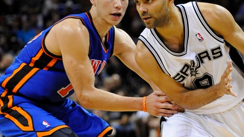Jeremy Lin (izq.) de los Knicks defiende a Tony Parker (der.), de los Spurs, en el partido de anteanoche en  San Antonio, que marcó la tercera derrota al hilo de NY.