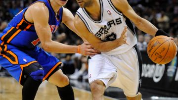 Jeremy Lin (izq.) de los Knicks defiende a Tony Parker (der.), de los Spurs, en el partido de anteanoche en  San Antonio, que marcó la tercera derrota al hilo de NY.