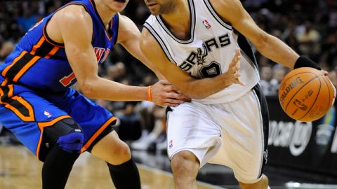Jeremy Lin (izq.) de los Knicks defiende a Tony Parker (der.), de los Spurs, en el partido de anteanoche en San Antonio, que marcó la tercera derrota al hilo de NY.