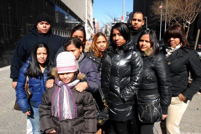La familia de Eridania Rodríguez, asesinada dentro del edificio donde trabajaba, en el 2009, asisten todos los días a corte,  hasta que el presunto asesino pague por el delito.