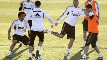 Los jugadores del Real Madrid Marcelo Vieira (izq.) y   Pepe (2d), durante el entrenamiento efectuado ayer por el conjunto blanco con miras al choque de hoy.