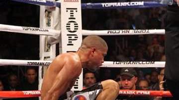 En el asalto 10, López cayó al cuadrilátero aunque logró levantarse.