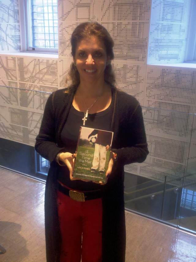 Leila Cobo con un ejemplar de su novela, durante la presentacion en Columbia University.
