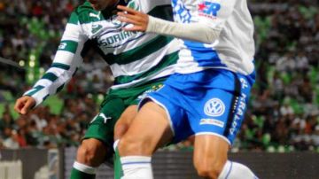 Hércules Gómez (izq.) fue el autor de dos goles de Santos.