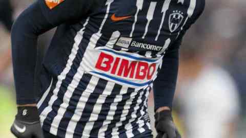 Aldo de Nigris celebra una de sus dos anotaciones ante Gallos Blancos del Querétaro en el estadio Tecnológico.