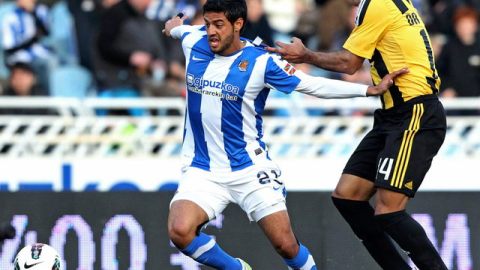 Paulo Da Silva (der.) no puede detener a Carlos Vela, anotador de un gol ante Zaragoza.