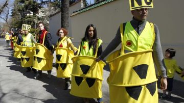 Unos dos centenares de activistas antinucleares se han protestaron   frente a la Embajada de Japón.