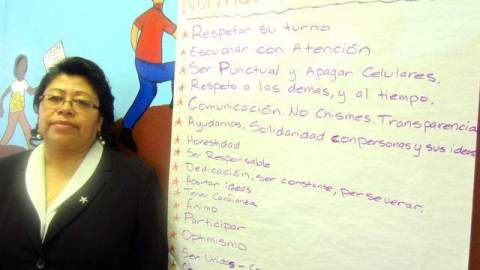 Irene Castillo es parte de Pasos Dorados, una cooperativa de mujeres que cuidan a personas mayores, junto a las reglas que deben seguir las integrantes: 'Ser solidarias con las personas y sus ideas. Honestidad y no al chisme', entre otras.