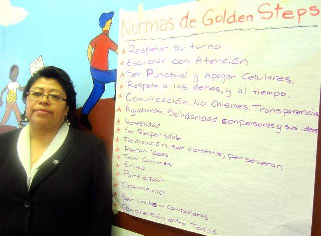Irene Castillo es parte de Pasos Dorados, una cooperativa de mujeres que cuidan a personas mayores, junto a las reglas que deben seguir las integrantes: 'Ser solidarias con las personas y sus ideas. Honestidad y no al chisme', entre otras.