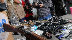 Todo un arsenal fue decomisado ayer en dos centros de detención  en Morelia en donde también se encontró cerveza y droga.