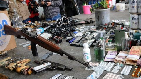 Todo un arsenal fue decomisado ayer en dos centros de detención  en Morelia en donde también se encontró cerveza y droga.