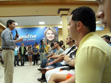 Luis Fortuño habló sobre la importancia del voto de la juventud en las elecciones de noviembre ante la Convención de la Juventud Progresista en Guayanilla.