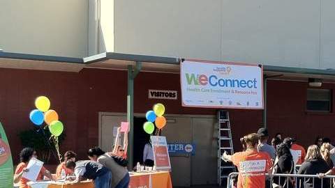 Desde tempranas horas de la mañana la gente hizo cola para entrar al lugar del evento.